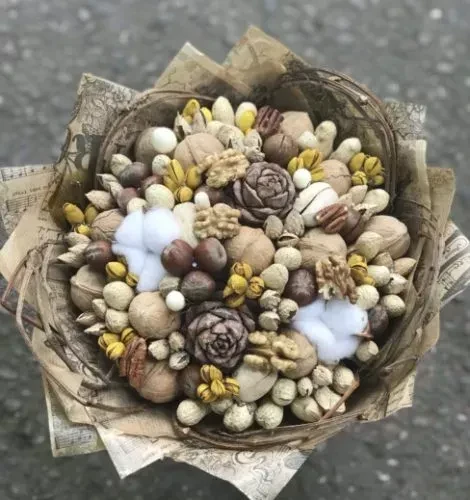 Букет из орехов